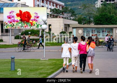 Corée du Nord, Chongqing la deuxième plus grande ville du pays, la place centrale, peint avec une begonia rouge et des orchidées roses représentant Kim Jong il et Kim il Sung Banque D'Images