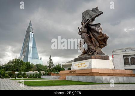 Corée du Nord, Pyongyang, Victorious Fatherland Libération War Museum et l'hôtel Ryugyong Banque D'Images