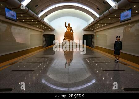 Corée du Nord, Pyongyang, métro, statue de Kim Jong il Banque D'Images