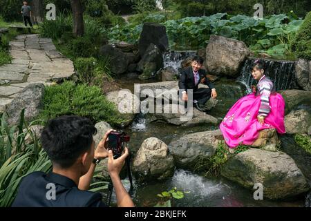 Corée du Nord, Pyongyang, marié et épouse dans le parc Moranbong Banque D'Images