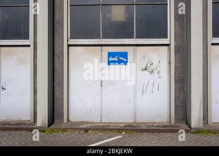 ancienne porte d'entrepôt en métal, hangar avec panneau de remorquage Banque D'Images