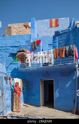 Inde, Rajasthan, Jodhpur, jeune femme devant la façade d'une maison bleue Banque D'Images