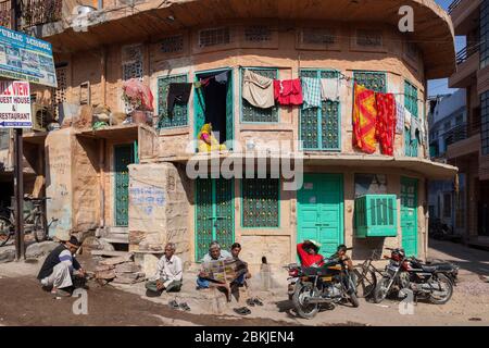 Inde, Rajasthan, Jodhpur, séchage de linge coloré et locaux dans la rue Banque D'Images