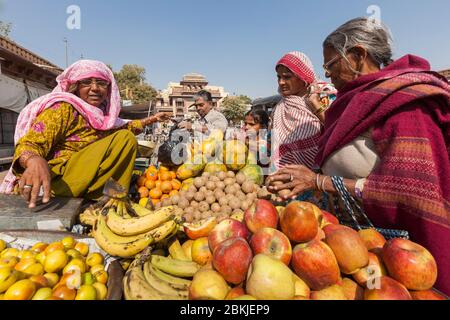 Inde, Rajasthan, Jodhpur, Sardar Market Girdikot, vendeur de fruits et clients Banque D'Images