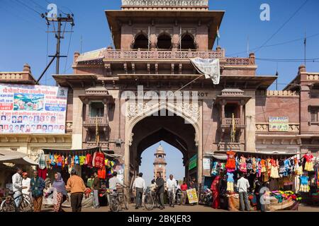 Inde, Rajasthan, Jodhpur, Sardar Market Girdikot, entrée au marché de la Tour de l'horloge Banque D'Images