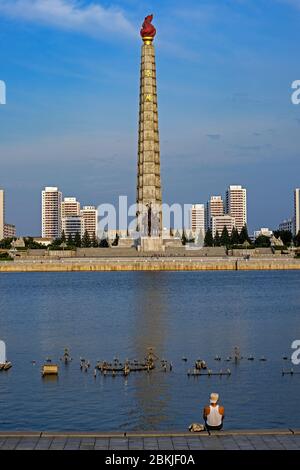 Corée du Nord, Pyongyang, la tour Juche et la rivière Daidong Banque D'Images