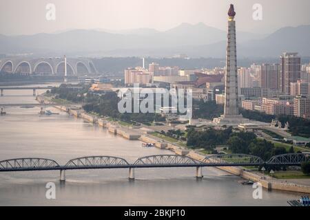 Corée du Nord, Pyongyang, la tour Juche et la rivière Daidong Banque D'Images