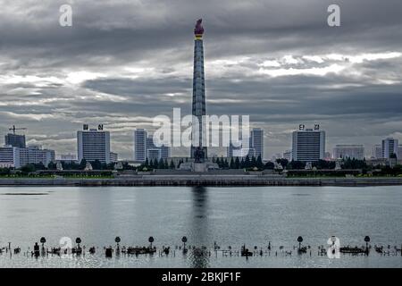 Corée du Nord, Pyongyang, la tour Juche et la rivière Daidong Banque D'Images