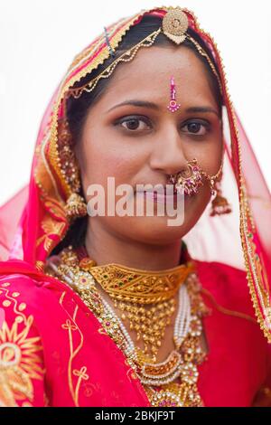 Inde, Rajasthan, Bikaner, Camel Festival, portrait d'une femme portant un sari et des bijoux Banque D'Images