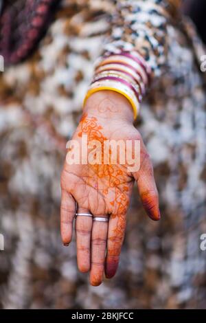 Inde, Rajasthan, Pushkar, henna design entre les mains d'une jeune femme d'une famille tzigane Banque D'Images