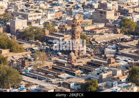 Inde, Rajasthan, Jodhpur, Pachetia Hill, vue surélevée sur la ville bleue et le marché de la Tour de l'horloge Banque D'Images