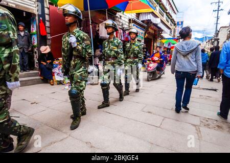 Chine, Tibet central, Ü Tsang, Lhassa, patrouille chinoise dans le quartier de Barkhor ou du vieux quartier tibétain Banque D'Images