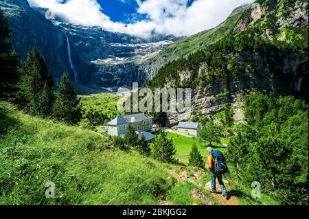 France, Hautes-Pyrénées, Gavarnie-Gèdre, Parc National des Pyrénées, Cirque de Gavarnie, classé au patrimoine mondial de l'UNESCO, Hostellerie du Cirque, hôtel-restaurant panoramique, la Mecque du pyrénéisme, ou alpinisme local, du rebord d'Espugues Banque D'Images