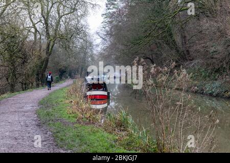 Le bateau-canal amarré le long du canal Kennet et Avon à Bradford on Avon en hiver, Wiltshire, Angleterre, Royaume-Uni Banque D'Images