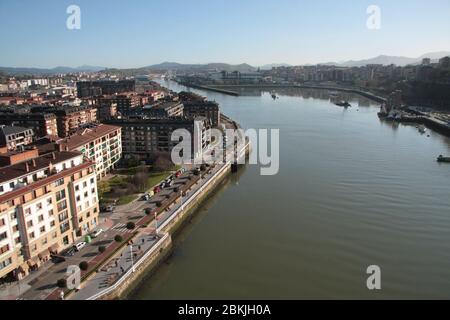Vue sur l'estuaire de Bilbao depuis le pont suspendu de Portugalete. Banque D'Images