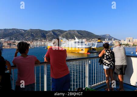 France, Var, Toulon, le port commercial, arrivée sur la ville Banque D'Images