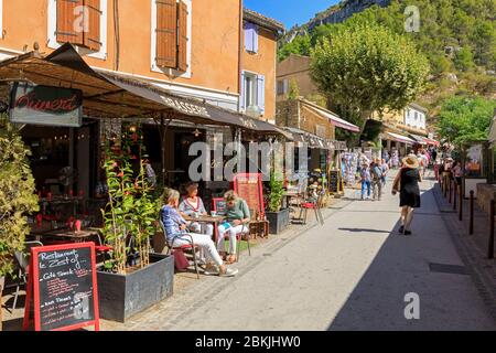 France, Vaucluse, Fontaine de Vaucluse, rue du village Banque D'Images