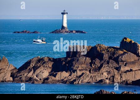 France, Ille-et-Vilaine, Côte d'Emeraude (Côte d'Emeraude) Cancale, Pointe du Grouin, vue sur l'île des Landes et le phare Pierre-de-Herpin Banque D'Images