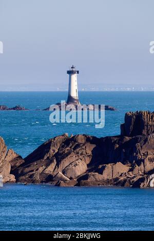 France, Ille-et-Vilaine, Côte d'Emeraude (Côte d'Emeraude) Cancale, Pointe du Grouin, vue sur l'île des Landes et le phare Pierre-de-Herpin Banque D'Images