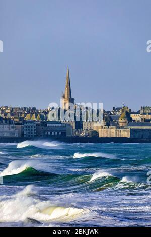 France, Ille-et-Vilaine (35), Côte d'Emeraude, Saint-Malo, ligues sur les maisons de la grande plage du Sillon, Tempête Ciara du 10 février 2020 Banque D'Images