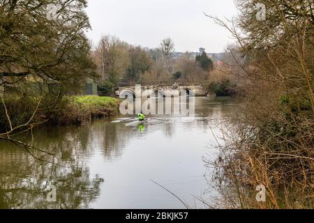 Canoéiste sur la rivière Avon en hiver près du pont Barton à Bradford on Avon, Wiltshire, Angleterre, Royaume-Uni Banque D'Images