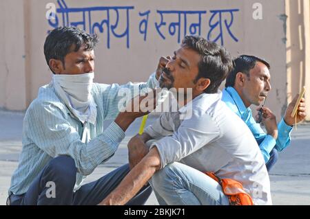 Beawar, Inde. 3 mai 2020. un barbier qui s'est posé sur le bord de la route ravive un client au cours du gouvernement a imposé un verrouillage national à la suite de la nouvelle pandémie de coronavirus (COVID-19) à Beawar. (Photo de Sumit Saraswat/Pacific Press/Sipa USA) crédit: SIPA USA/Alay Live News Banque D'Images