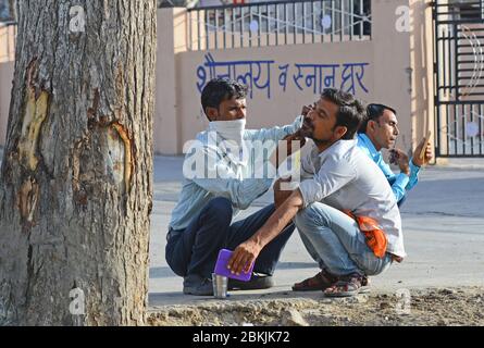 Beawar, Inde. 3 mai 2020. un barbier qui s'est posé sur le bord de la route ravive un client au cours du gouvernement a imposé un verrouillage national à la suite de la nouvelle pandémie de coronavirus (COVID-19) à Beawar. (Photo de Sumit Saraswat/Pacific Press/Sipa USA) crédit: SIPA USA/Alay Live News Banque D'Images