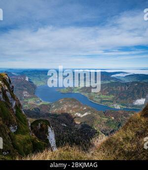 Vue pittoresque sur les lacs de montagne des Alpes d'automne depuis le point de vue de Schafberg, Salzkammergut, Haute-Autriche. Magnifique voyage, randonnée pédestre, saisonnier, et nature bea Banque D'Images