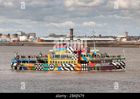 Mersey River ferry 'Snowdrop' dans la décoration éblouissante conçue par Sir Peter Blake contre les gratte-ciel de Liverpool. Banque D'Images