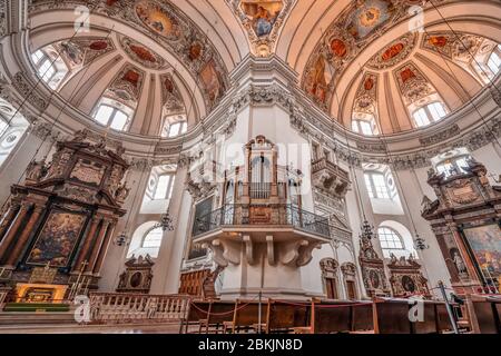 4 févr. 2020 - Salzbourg, Autriche : vue ultra-large de la pipe d'orgue sous le dôme à l'intérieur de la cathédrale de Salzbourg Banque D'Images