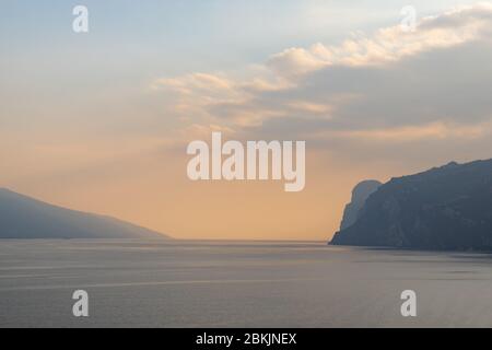 Couleurs pastel et paysage aquatique minimaliste du lac de Garde, nord de l'italie. Soirée d'automne juste après le coucher du soleil, le 2019 septembre. Banque D'Images