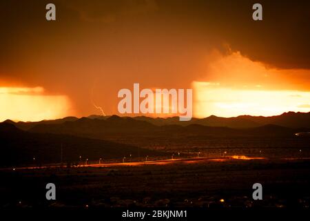 Une tempête de mousson avec des éclairs au-dessus du désert de l'Arizona au coucher du soleil. Banque D'Images