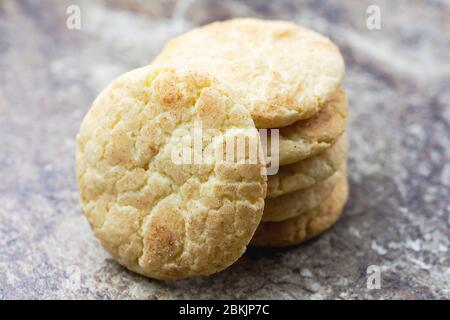 Une pile de biscuits snickerdoodle sur une surface en granit. Arrière-plan flou. Paysage rogné. Gros plan sur les cookies face à la caméra. Banque D'Images