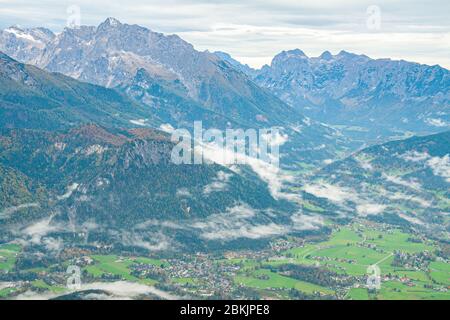 Vue sur la vallée alpine depuis le Kehlsteinhaus, le parc national de Berchtesgaden Banque D'Images