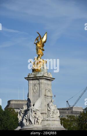 Le Victoria Memorial est un monument à la reine Victoria, situé à l'extrémité du Mall à Londres, et conçu et exécuté par le sculpteur Thomas B. Banque D'Images