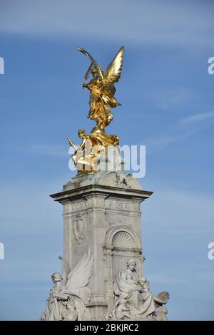Le Victoria Memorial est un monument à la reine Victoria, situé à l'extrémité du Mall à Londres, et conçu et exécuté par le sculpteur Thomas B. Banque D'Images