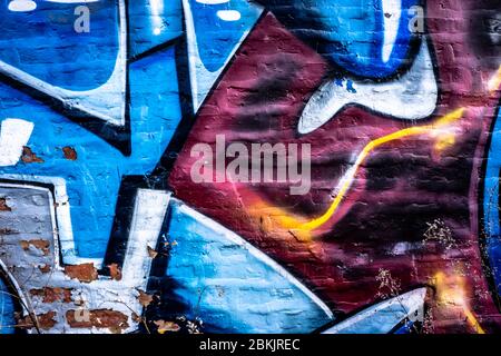 Abstrait graffiti coloré mur fond mettant en vedette notre travail d'art urbain avec des couleurs de bleu blanc rouille orange jaune et gris Banque D'Images