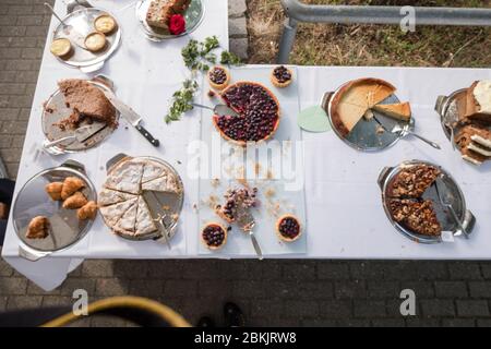 buffet de gâteaux photographié de très haut en haut à l'extérieur Banque D'Images