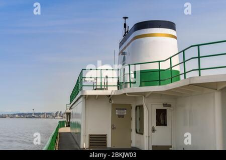 EN ROUTE DE SEATTLE À BREMERTON - JUIN 2018: Pont et entonnoir d'un ferry pour passagers de Seattle à Bremerton. Banque D'Images