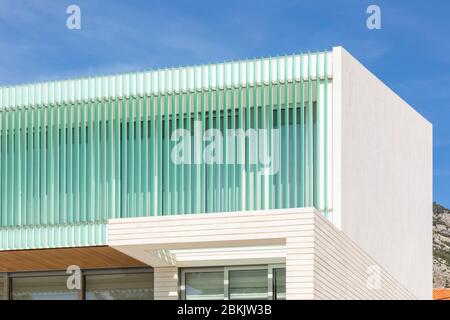 Bol, Croatie, 10 septembre 2019. Une façade d'hôtel avec de belles lignes verticales turquoise par une journée ensoleillée en été avec un ciel bleu. Archit moderne Banque D'Images
