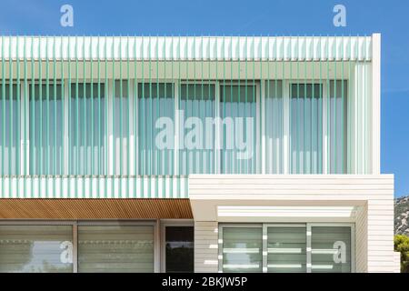 Bol, Croatie, 10 septembre 2019. Une façade d'hôtel avec de belles lignes verticales turquoise par une journée ensoleillée en été avec un ciel bleu. Archit moderne Banque D'Images