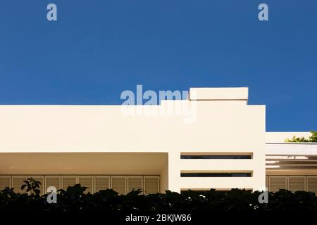 Bol, Croatie, 10 septembre 2019. Façade d'un hôtel à l'extérieur blanc par une journée ensoleillée en été avec un ciel bleu. Architecture moderne, minimaliste Banque D'Images