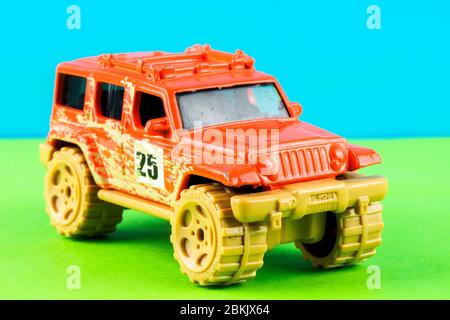 Véhicule jouet Jeep matchbox isolé sur fond blanc Banque D'Images