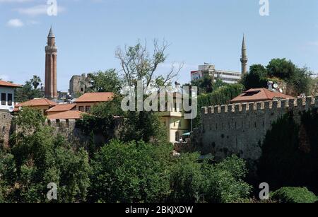 Turquie, Antalya. Murs et minaret de la Mosquée Seljuk Yivli Minare, 13ème siècle. Vieille ville. Péninsule anatolienne. Banque D'Images