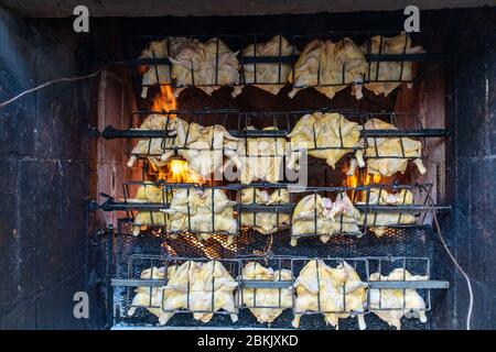 beaucoup de poulet grillé sur brochettes Banque D'Images