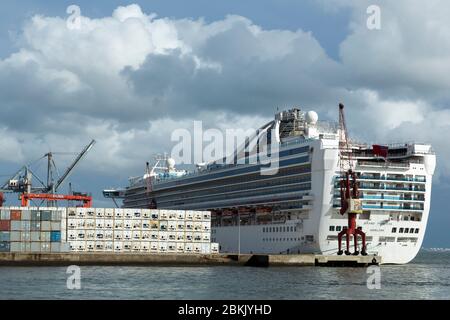 Bateau de croisière à la station d'accueil Santo Amaro, Lisbonne, Portugal, Europe Banque D'Images