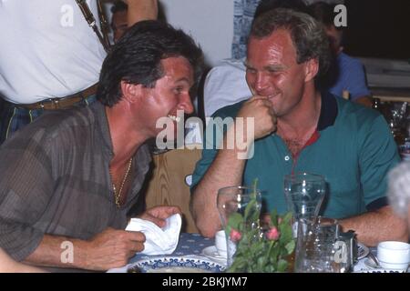 Jupp HEYNCKES célèbre son 75ème anniversaire le 9 mai 2020. Photo d'archive: Jupp HEYNCKES, à gauche, Allemagne, football, entraîneur FC Bayern Munich, et directeur Uli HOENESS Hoess, assis à la table et rire, rire, 07/15/1988. | utilisation dans le monde entier Banque D'Images