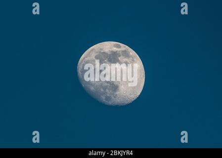 Londres, Royaume-Uni. 4 mai 2020. Météo britannique - une lune gibbbbous à 89,8% de cire est vue sur le nord-ouest de Londres une soirée claire. Les prévisions pour les prochains jours sont pour le soleil et les conditions sèches avant la pleine lune de ce mois le 7 mai, qui est connu sous le nom de la Lune de fleur. Crédit: Stephen Chung / Alay Live News Banque D'Images