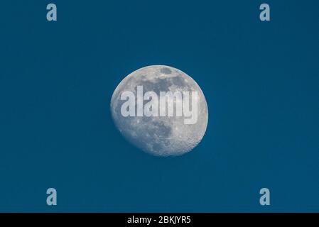 Londres, Royaume-Uni. 4 mai 2020. Météo britannique - une lune gibbbbous à 89,8% de cire est vue sur le nord-ouest de Londres une soirée claire. Les prévisions pour les prochains jours sont pour le soleil et les conditions sèches avant la pleine lune de ce mois le 7 mai, qui est connu sous le nom de la Lune de fleur. Crédit: Stephen Chung / Alay Live News Banque D'Images