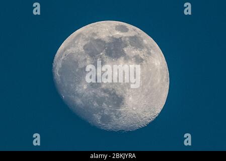 Londres, Royaume-Uni. 4 mai 2020. Météo britannique - une lune gibbbbous à 89,8% de cire est vue sur le nord-ouest de Londres une soirée claire. Les prévisions pour les prochains jours sont pour le soleil et les conditions sèches avant la pleine lune de ce mois le 7 mai, qui est connu sous le nom de la Lune de fleur. Crédit: Stephen Chung / Alay Live News Banque D'Images